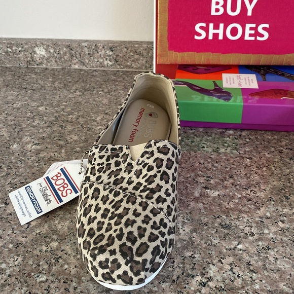 Bob’s From Skechers NEW memory foam slip on shoes W9.5 model 33417/LPD leopard - Picture 4 of 12